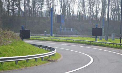 Electronic signals on entry slip road