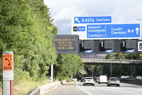 variable message sign on m4 saying arhoswch yn eich lon stay in your lane